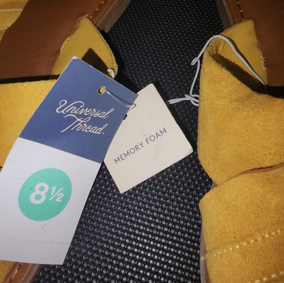 Universal Thread Women's Holland Ruffled Cross Sandals Yellow Size 8.5 - Picture 2 of 5